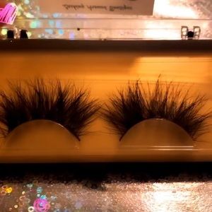 Lashing around boutique “The best Minks to blink”